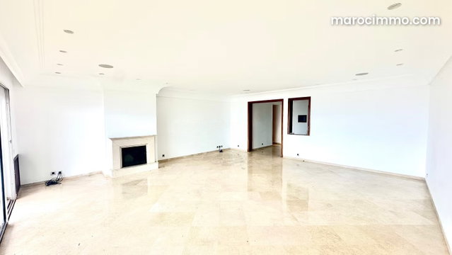 Très bel appartement en location à Ain Diab. Surface totale 220 m². Double vitrage et chauffage central — 3