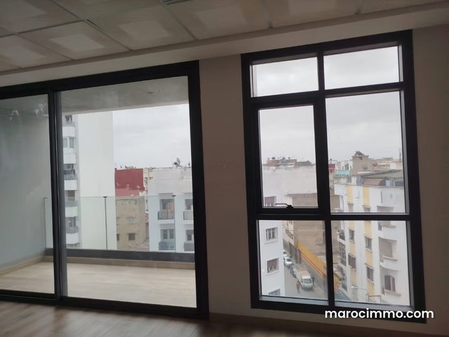 Bureaux à louer à Maârif Extension. Surface de 52 m². Terrasse et ascenseur — 2