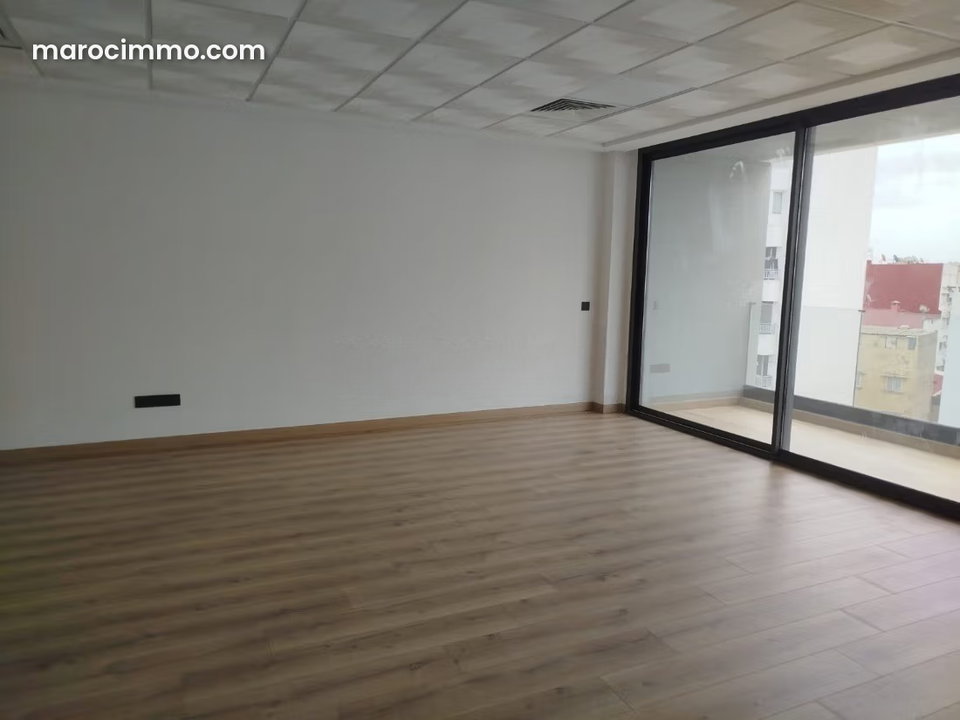 Bureaux à louer à Maârif Extension. Surface de 52 m². Terrasse et ascenseur