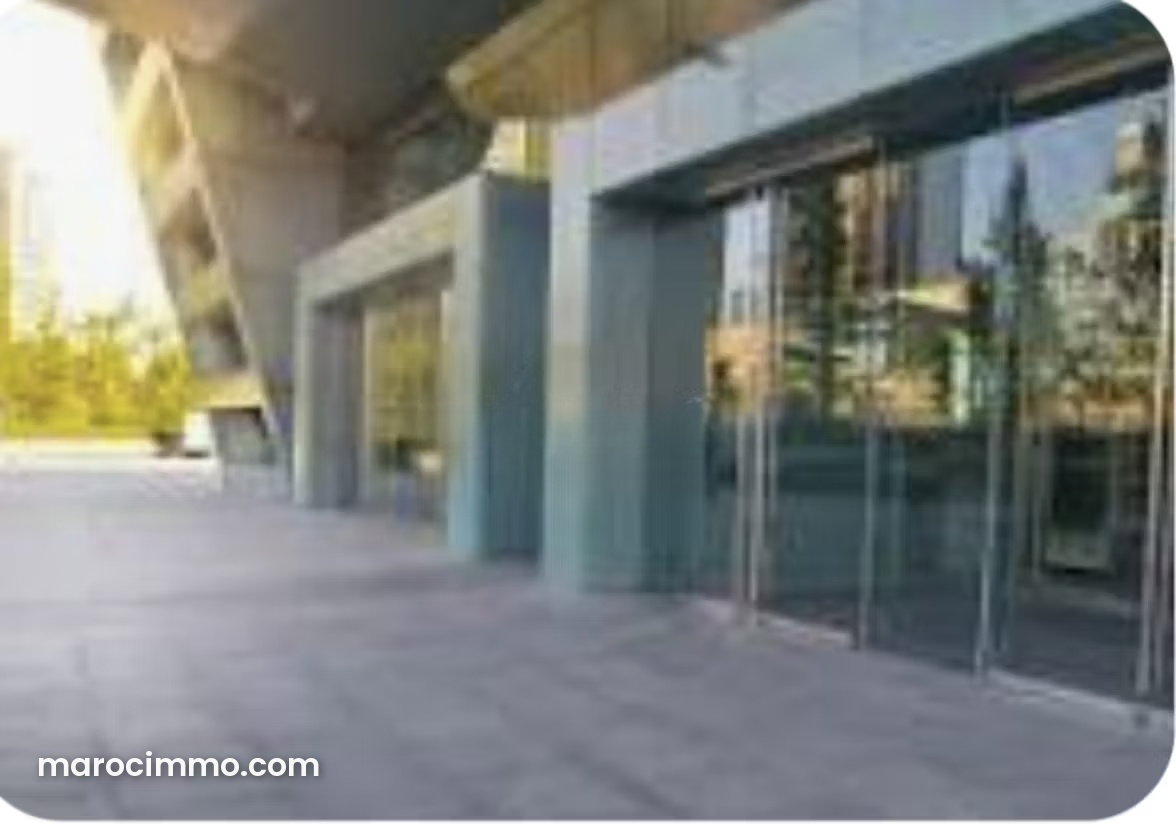 Local commercial 380 m², angle de rue, Casablanca Finance City — Casablanca