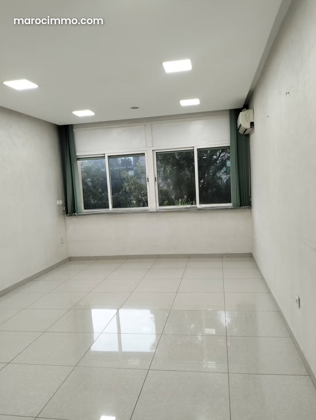 Bureau 98 m² à louer à Agdal Rabat immeuble avec ascenseur — Rabat