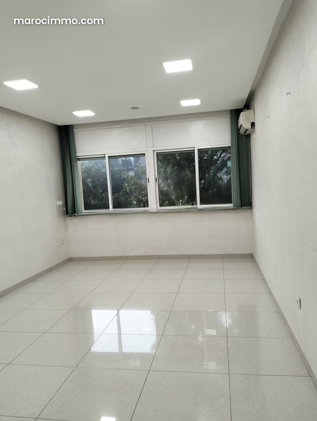 Beaux bureaux à louer à Agdal. Surface de 98 m². Ascenseur — Rabat
