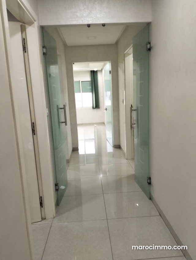 Beaux bureaux à louer à Agdal. Surface de 98 m². Ascenseur — 4