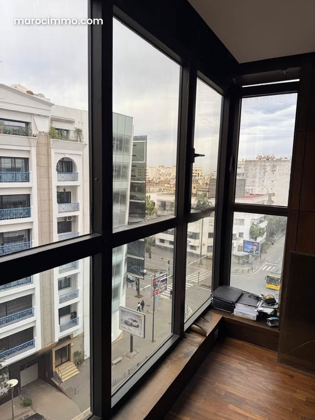 Bureaux à vendre à Abdeltif benkadour. Surface de 150 m². Service de gardien et climatisation — Casablanca