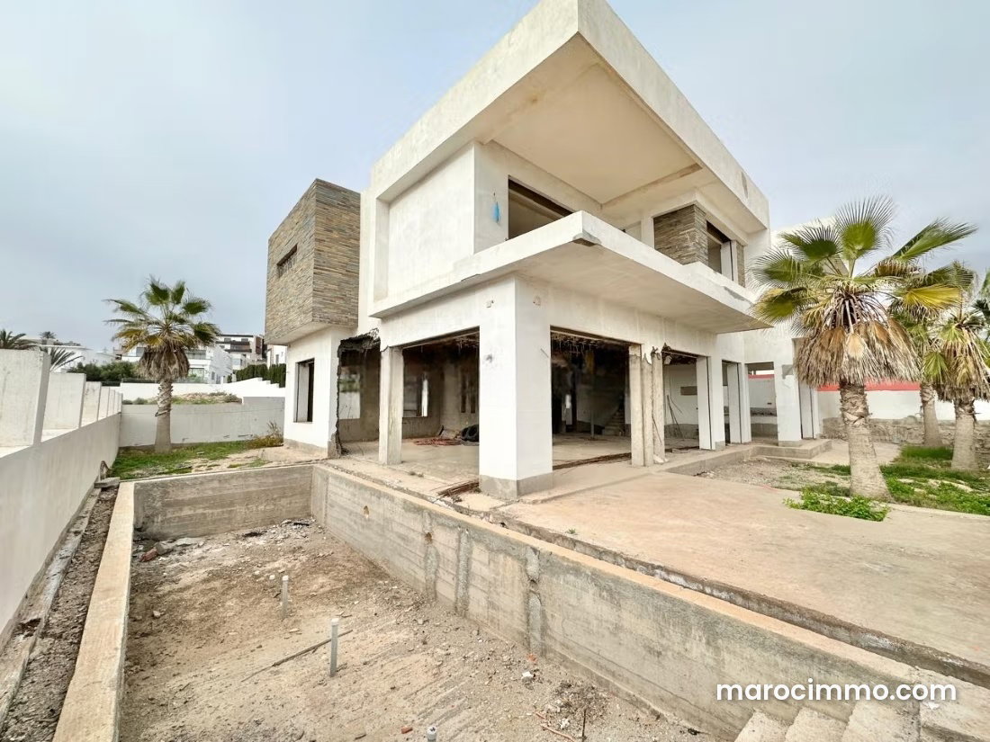 740 m² Villa with Swimming Pool for Sale in Hay Mohammadi, Agadir — Agadir