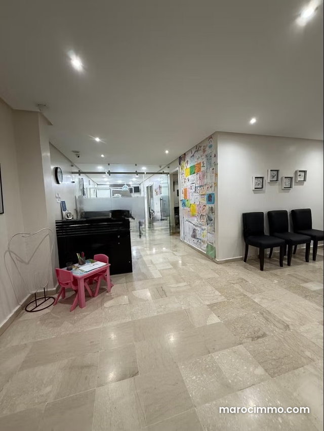 Bureaux en location à Wifak. Superficie 89 m². Ascenseur et stationnement — 2