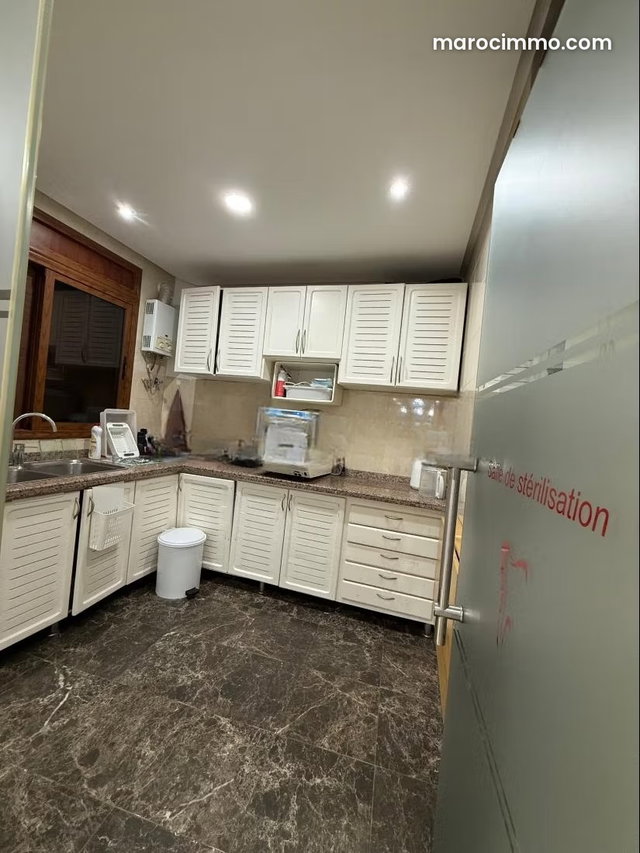 Bureaux en location à Wifak. Superficie 89 m². Ascenseur et stationnement — 3