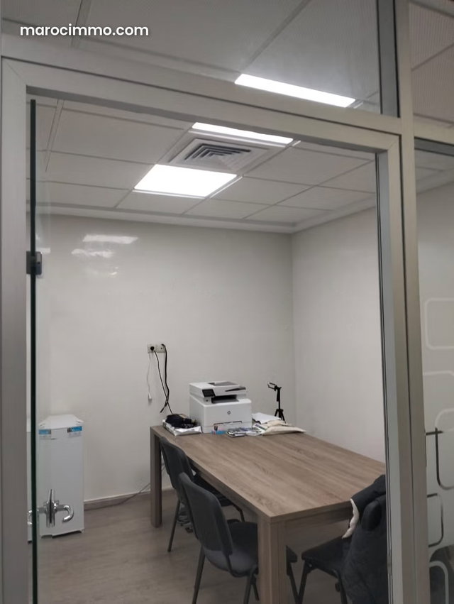 Beautiful offices for rent bd Abdelmoumen. Total area 69 m². Concierge service, air conditioned — 2