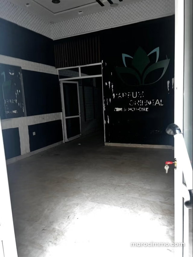 Local commercial en vente en Hassan Centre Ville. Superficie 88 m² — 2