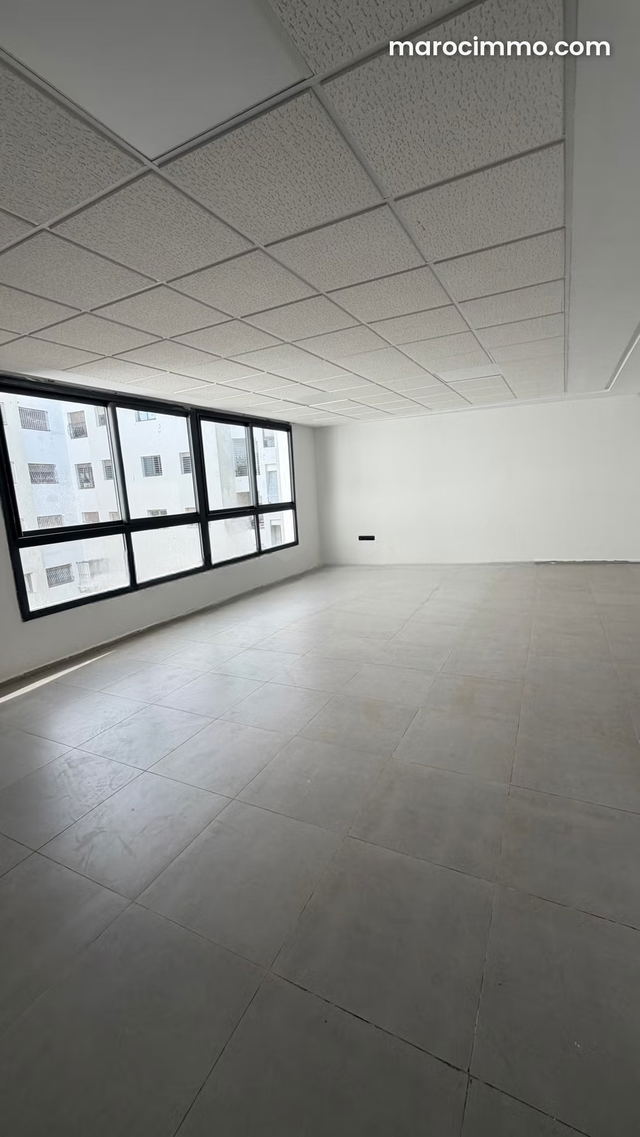 Bureaux en location à Avenue Tarik bnou Ziad, Abbadi. Superficie 61 m². Résidence sécurisée — Temara