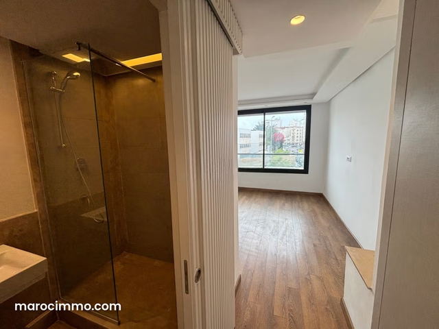 Superbe appartement à vendre à Bourgogne Est. 5 pièces confortables. Avec ascenseur et terrasse — الدار البيضاء