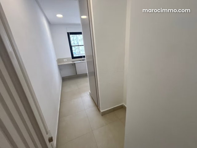 Superbe appartement à vendre à Bourgogne Est. 5 pièces confortables. Avec ascenseur et terrasse — 4