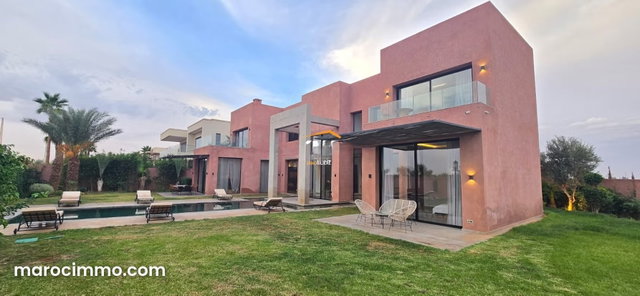 Beautiful contemporary villa located in a secure golf resort — 3