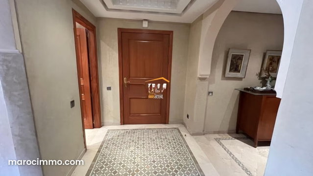 Luxurious 4th-floor apartment in upscale residence — 3