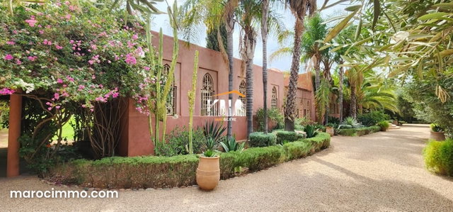 Superbe Villa au caractère et design de style mixte dotée d’un magnifique parc arboré et fontaines — 2