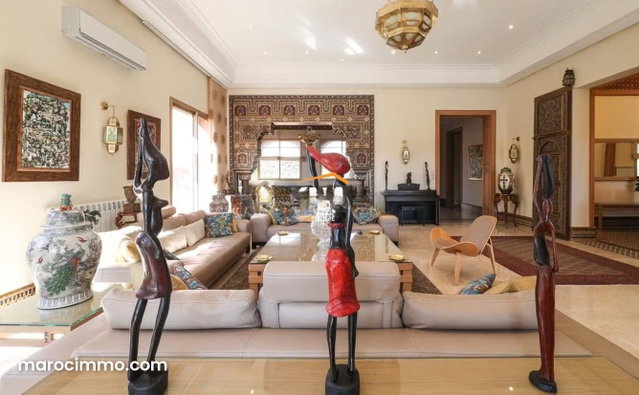 Luxury Mixed-Style Villa with Optimal Location for Your Villa Residence — 4