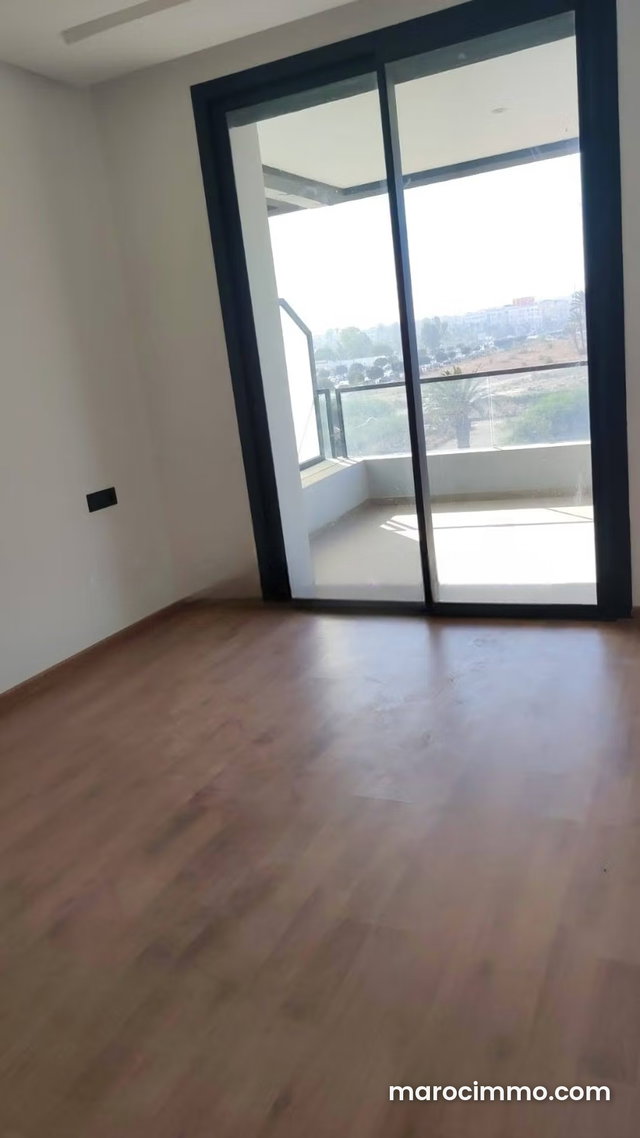 À louer – Superbe studio vide 60 m² à CFC — 5