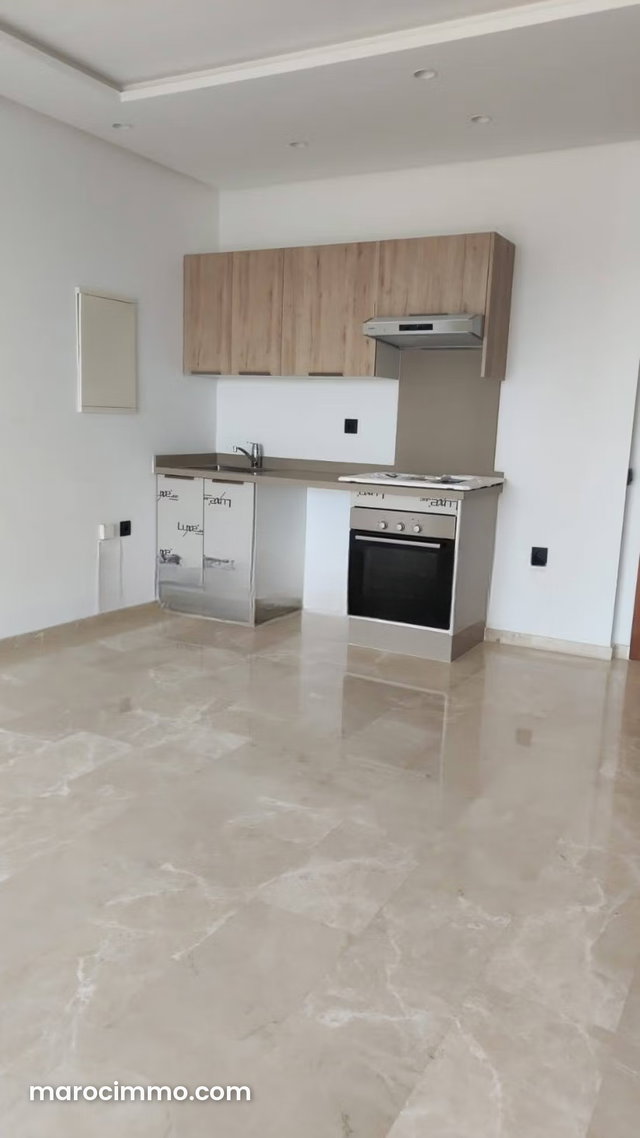 À louer – Superbe studio vide 60 m² à CFC — 4