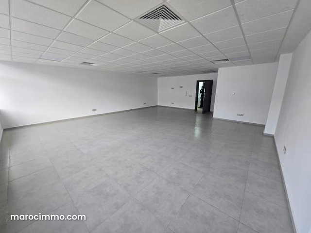 Beaux bureaux à louer à Hay Hassani à côté hôpital cheikh Khalifa. Superficie 75 m² — 3