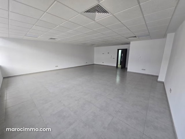Beaux bureaux à louer à Hay Hassani à côté hôpital cheikh Khalifa. Superficie 75 m² — 2