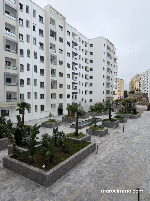 Appartement à vendre à Hay Hassani. 3 grands espaces de vie. Espaces verts et ascenseur — Tanger