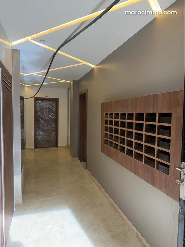 Appartement en vente à Hay Hassani. 2 chambres agréables. Concierge — 2