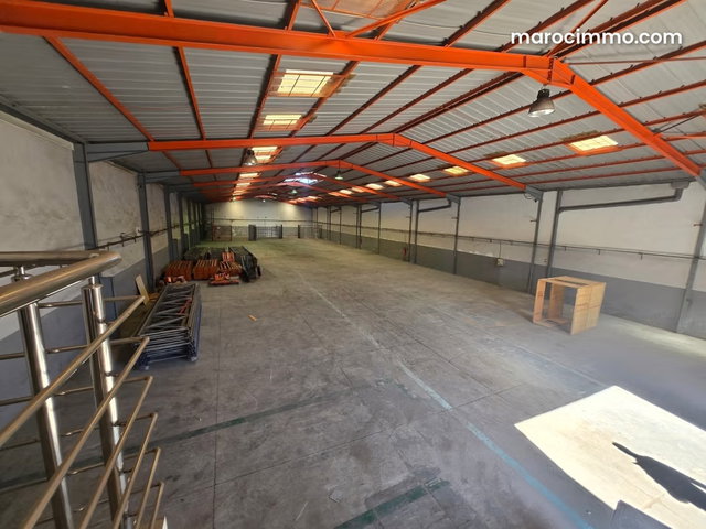 Louez ce hangar pour dépôt ou production à Aïn Sebaâ. Surface de 1367 m² — 2