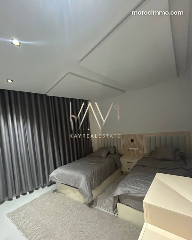 Appartement meublé avec vue panoramique – 3 chambres – Face à la place — 4