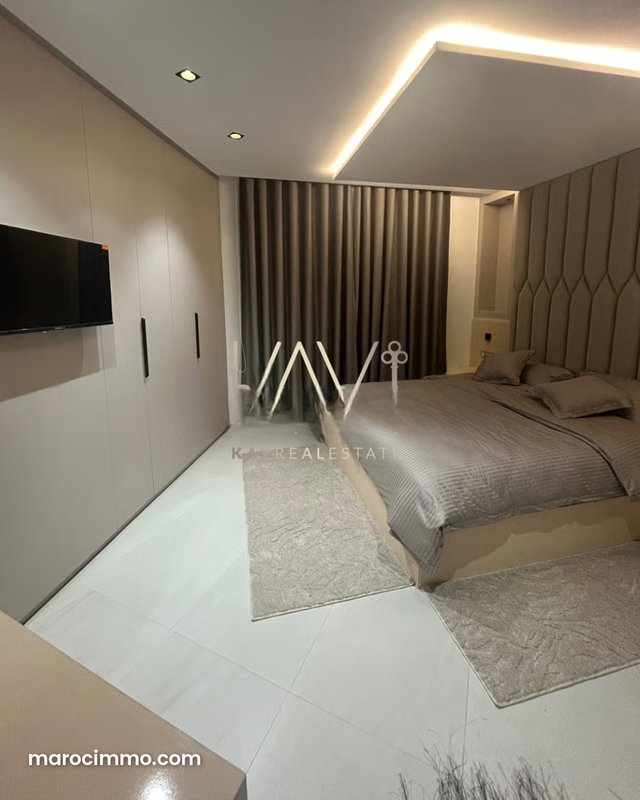 Appartement meublé avec vue panoramique – 3 chambres – Face à la place — 5