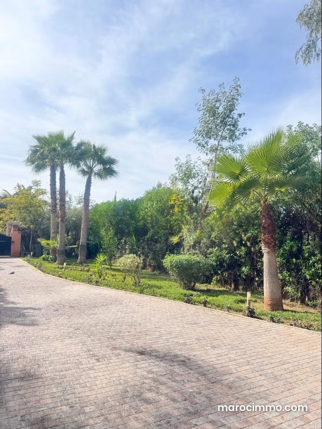 Vente villa de luxe à Route de Ouarzazate. 5 chambres confortables. Meublé — 5