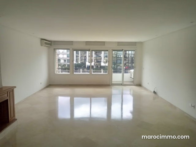 Location longue durée un appartement 3 chambres vide de 178 m² Racine à Casablanca — 2