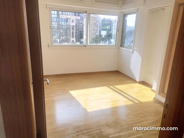 Location longue durée un appartement 3 chambres vide de 178 m² Racine à Casablanca — 4