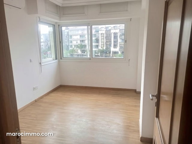 Location longue durée un appartement 3 chambres vide de 178 m² Racine à Casablanca — 5