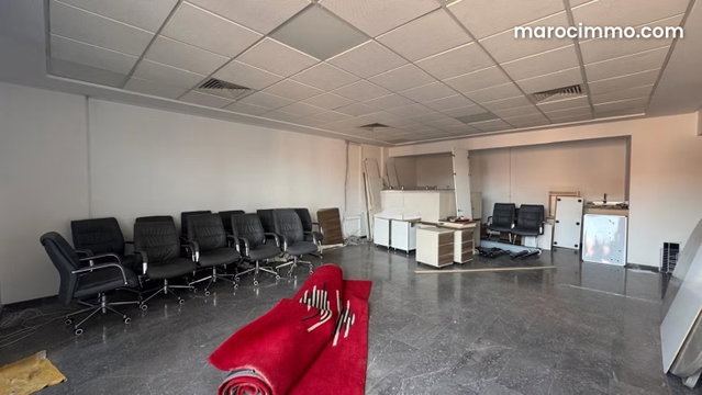 Bureau 68 m² avec Terrasse et Parking Titré — 4