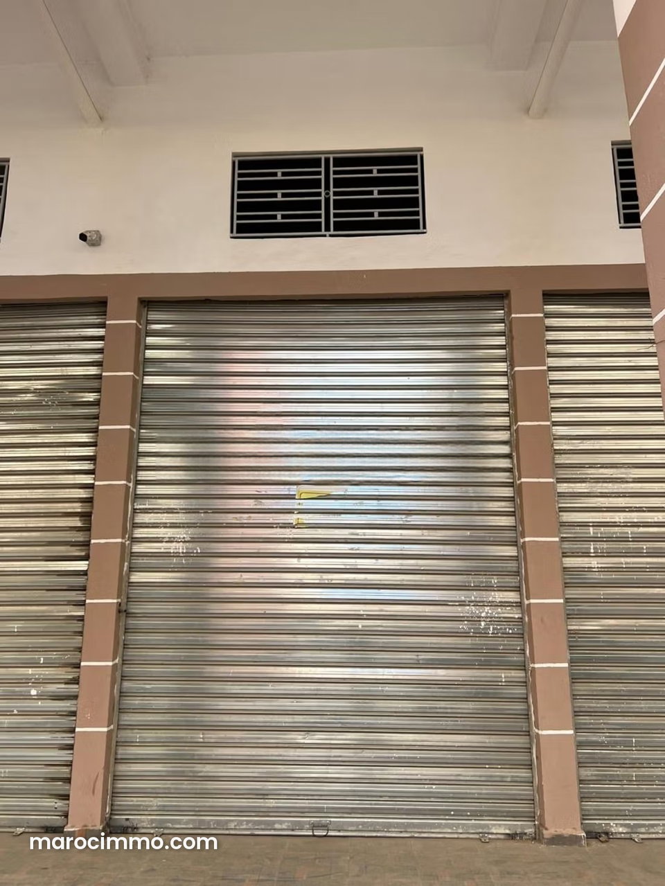 Magasin commercial deux façades a vendre