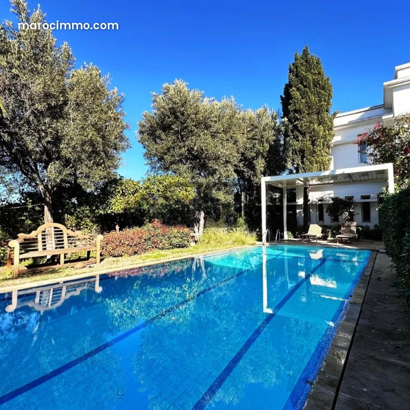 Villa 700 m² avec piscine et jardin paysager, Polo, Casablanca — Casablanca