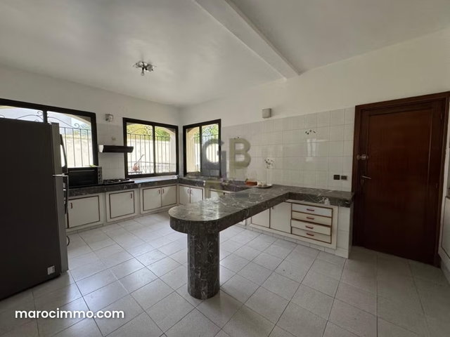Superbe villa à vendre à Souissi de 2 façades et un grand jardin — 4