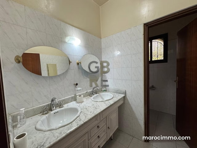 Superbe villa à vendre à Souissi de 2 façades et un grand jardin — 3