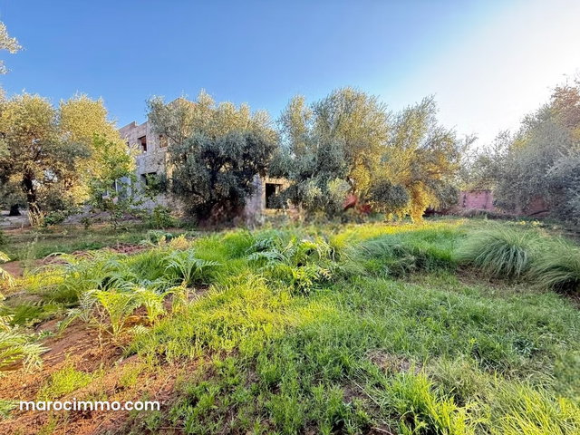 Belle Villa semi finie à la vente à Route de Ouarzazate. Surface de 1800 m², km 16 — 2