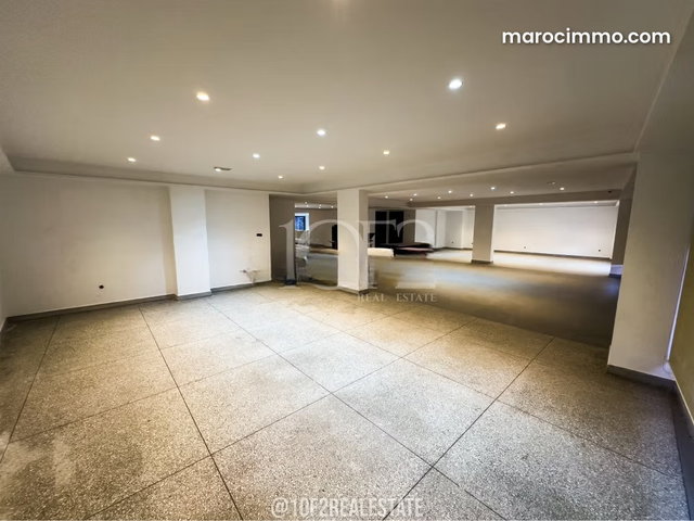A louer Local commercial 610 m2 — 2