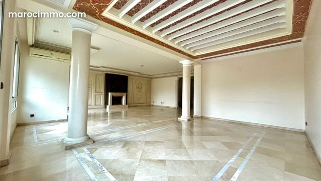 Luxurious apartment for rent in Golden Triangle. Total surface area 274 sqm. Elevator and terrace — 5