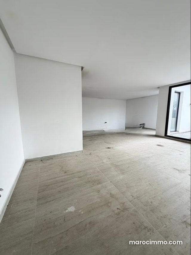 Beau bureau à louer à Oasis. Surface totale 76 m². Ascenseur et places de parking — 2