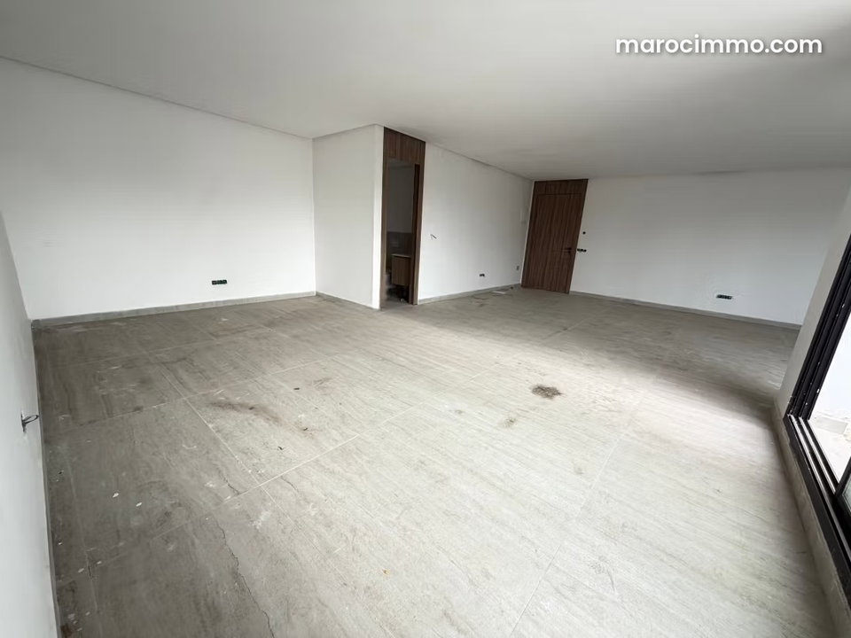 Beau bureau à louer à Oasis. Surface totale 76 m². Ascenseur et places de parking