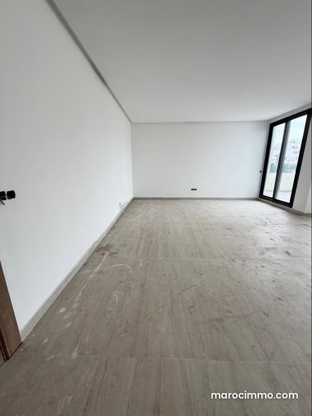 Beau bureau à louer à Oasis. Surface totale 76 m². Ascenseur et places de parking — 4