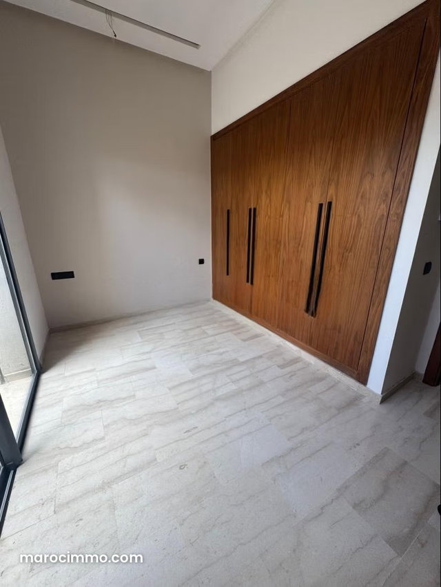 Location studio vide a Quartier oasis — 3