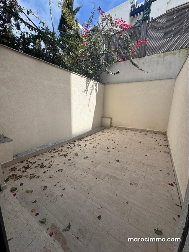 Location studio vide a Quartier oasis — 4