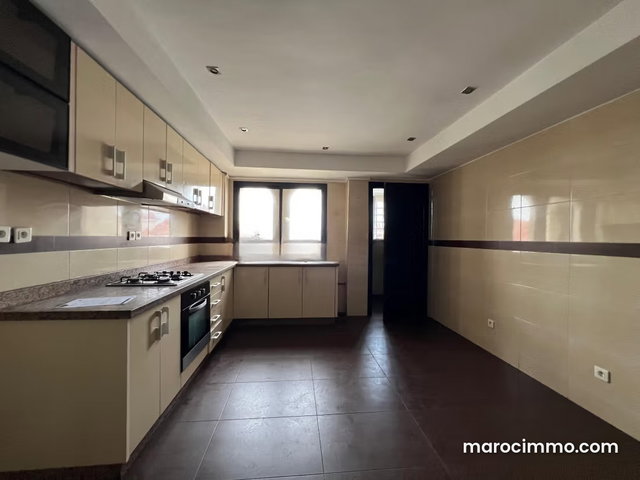 3 Bedroom Apartment for Rent with Balcony — 3