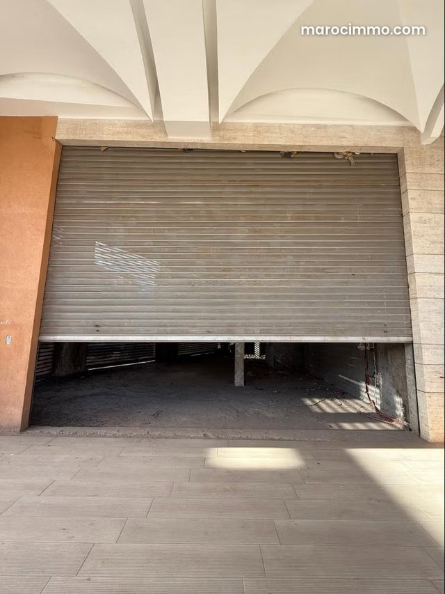 Vend local commercial à Route de Safia. Rouidat Surface de 120 m² — 3