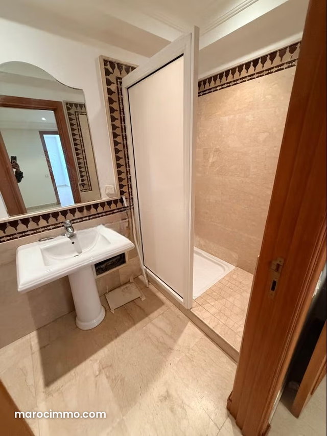 Appartement 3 chambres avec piscine et parking à vendre à Marrakech – proche Jamaa El Fna — 2