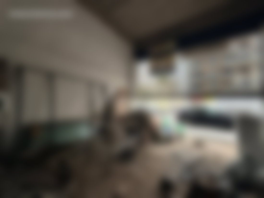 محل تجاري بواجهة عريضة للكراء بحي أوازيس بالدار البيضاء